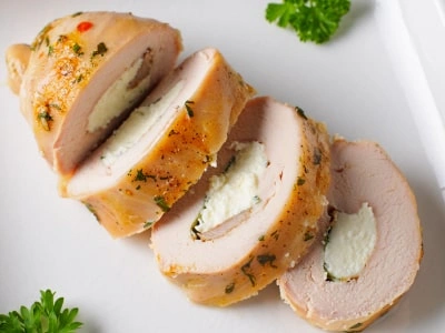 Куриные рулетики с творогом и шпинатом: вкусно и диетически