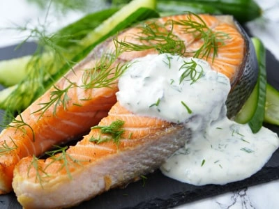 Запеченный лосось с укропом, чесноком и легким йогуртовым соусом